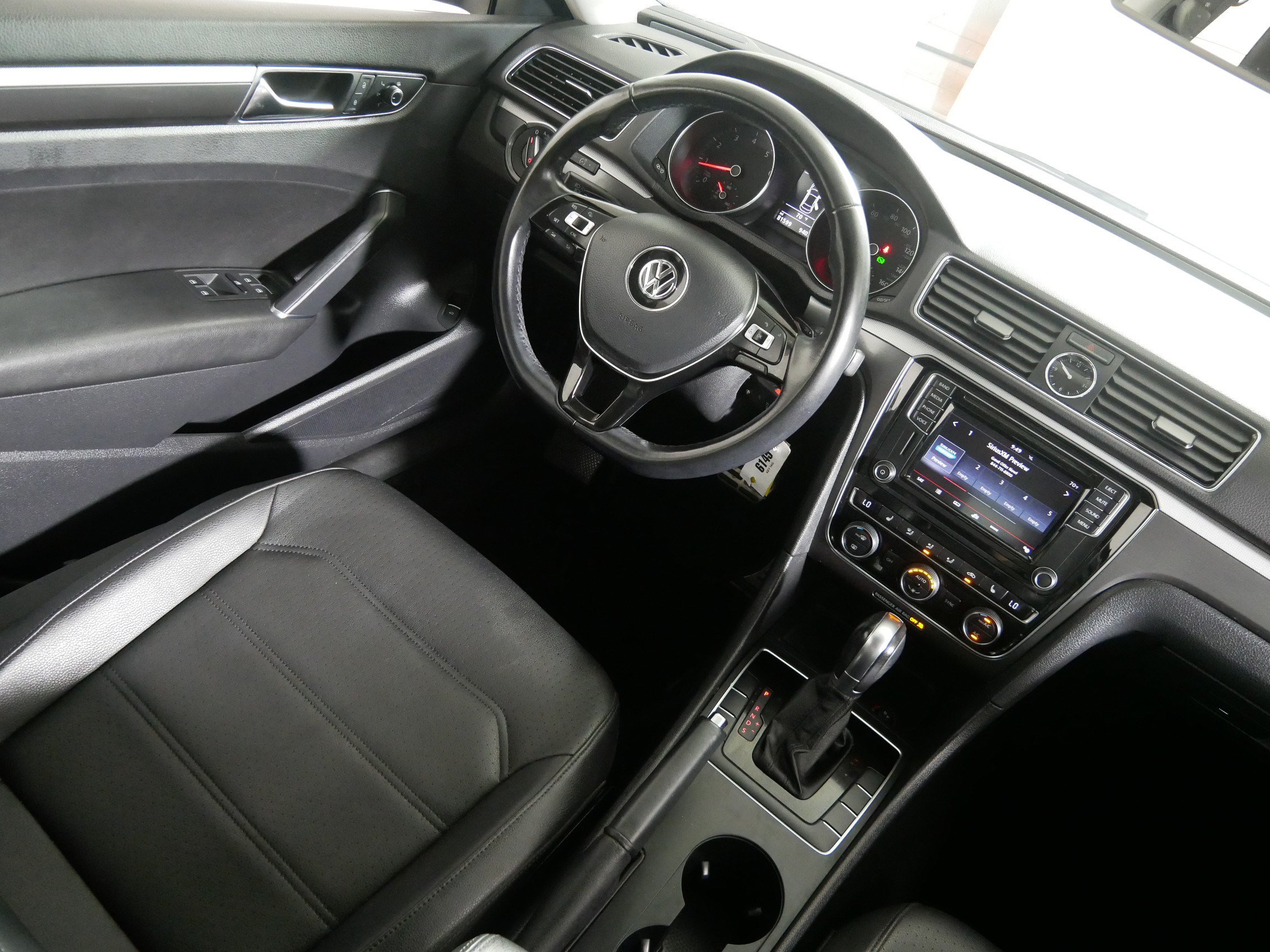 Used 2017 Volkswagen Passat 1.8T R-Line FWD image 9