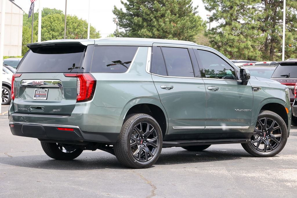 Used 2024 GMC Yukon SLT w/ SLT Luxury Package AWD/4WD image 3