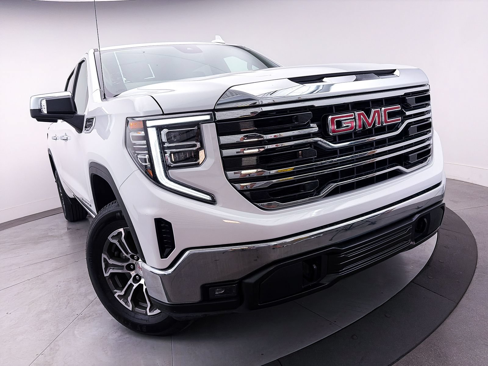 Used 2024 GMC Sierra 1500 SLT AWD/4WD image 2
