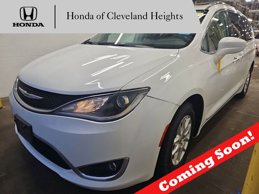 Used 2020 Chrysler Pacifica Touring-L FWD image 1