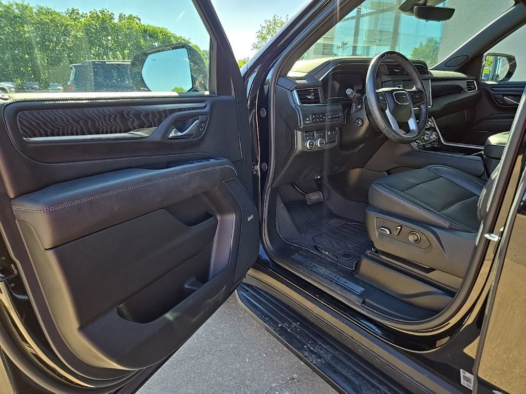 Used 2024 GMC Yukon XL Denali w/ Advanced Technology Package AWD/4WD image 32
