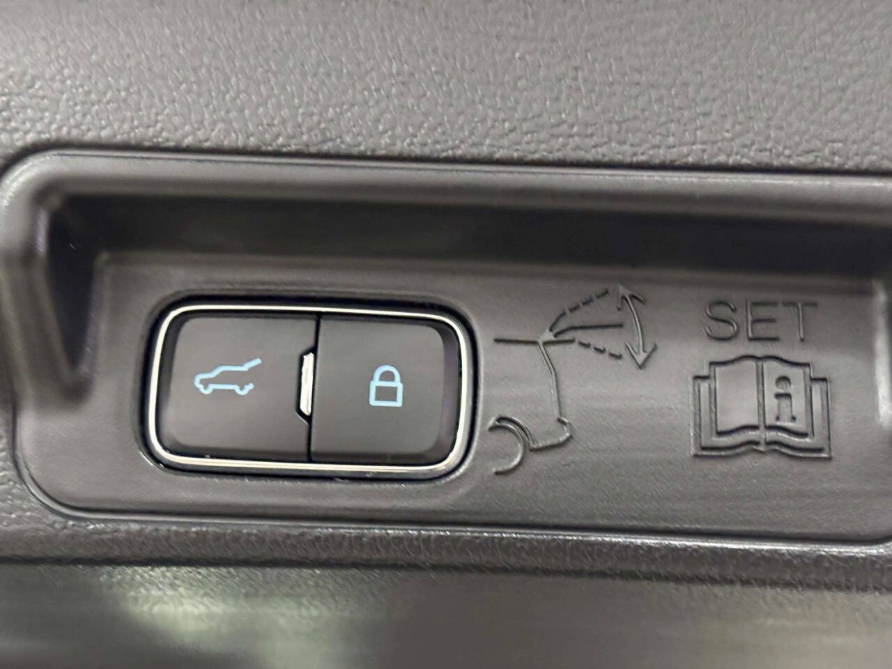 Used 2025 Ford Explorer Active AWD/4WD image 7