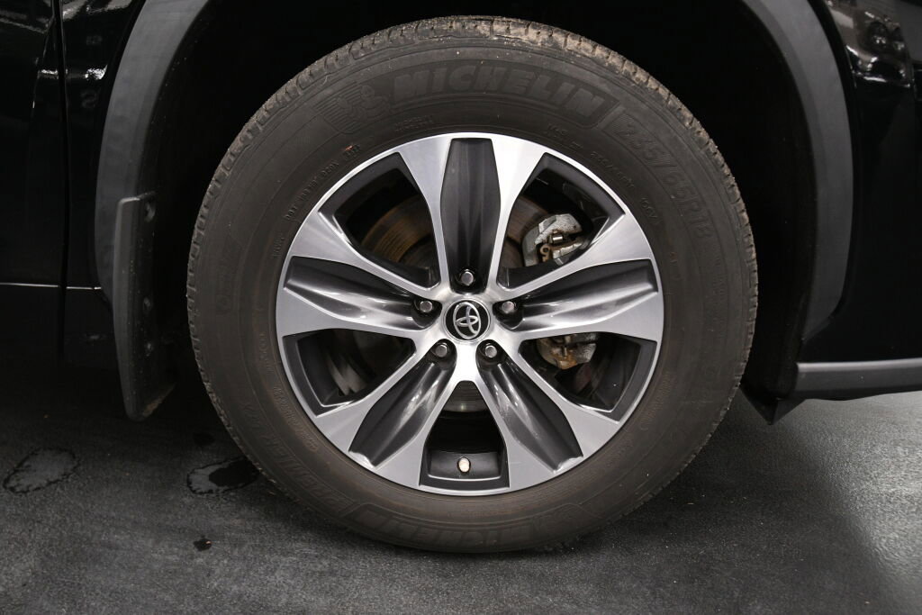 Certified 2023 Toyota Highlander XLE image 33