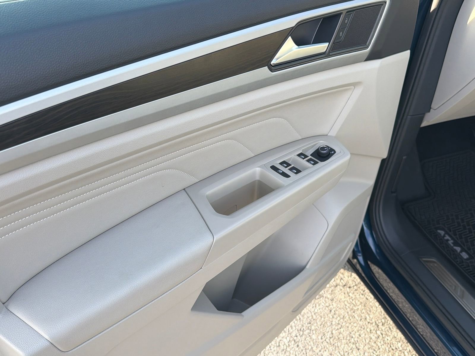 Used 2022 Volkswagen Atlas SE w/ Black Wheel Package image 9