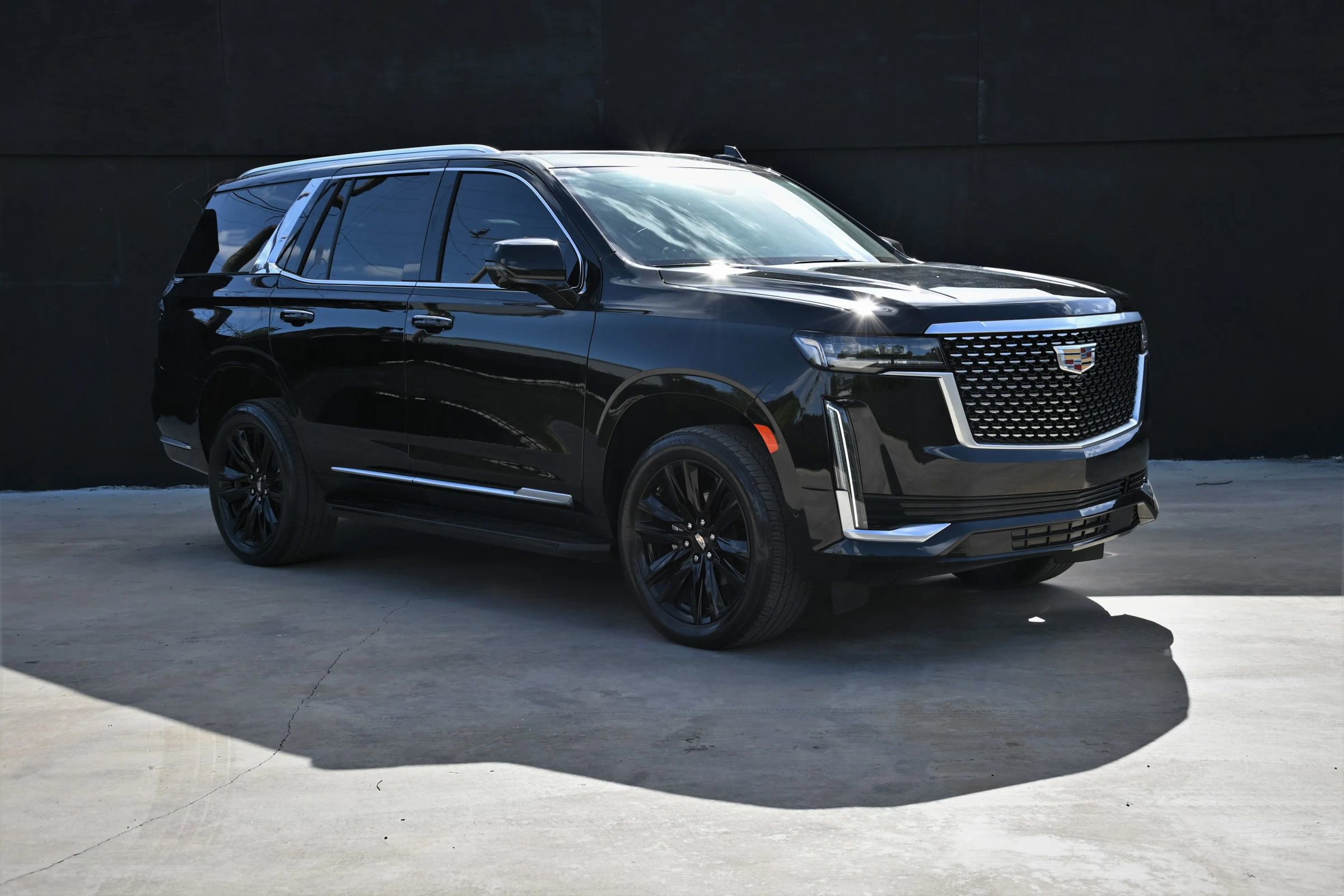 Used 2023 Cadillac Escalade Premium Luxury RWD image 3