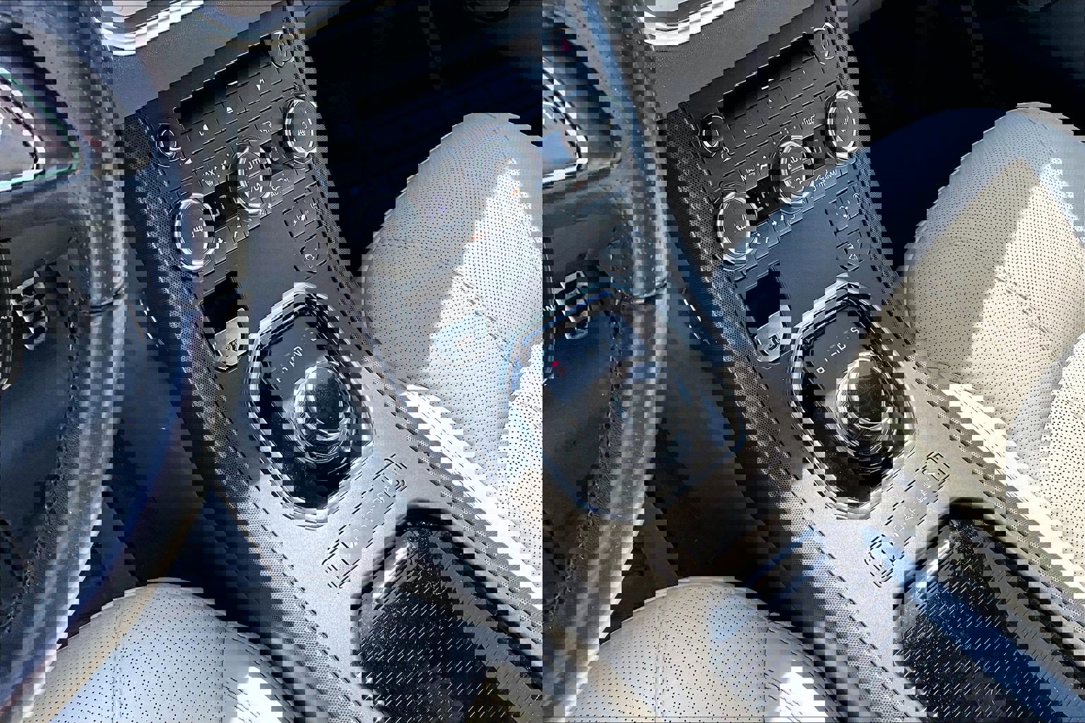 Used 2018 Land Rover Range Rover Evoque HSE Dynamic image 18