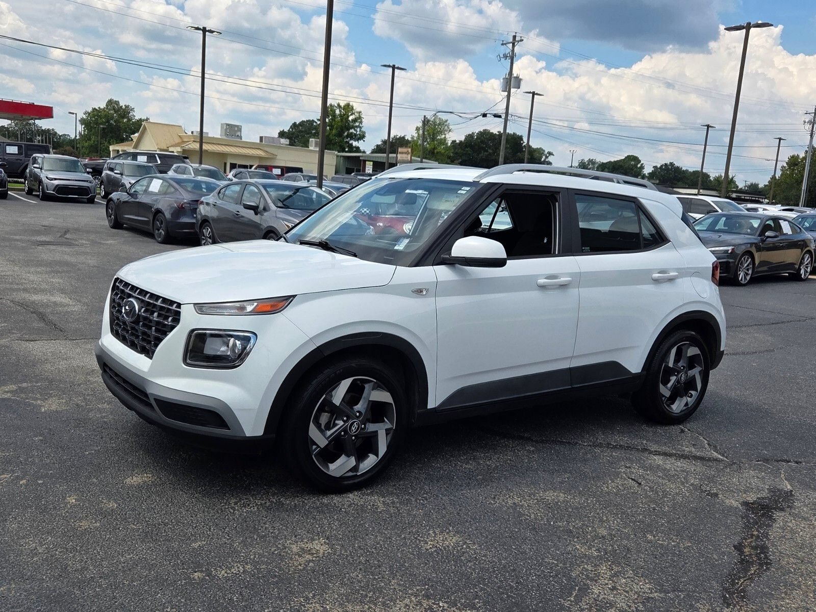 Used 2021 Hyundai Venue SEL FWD image 3