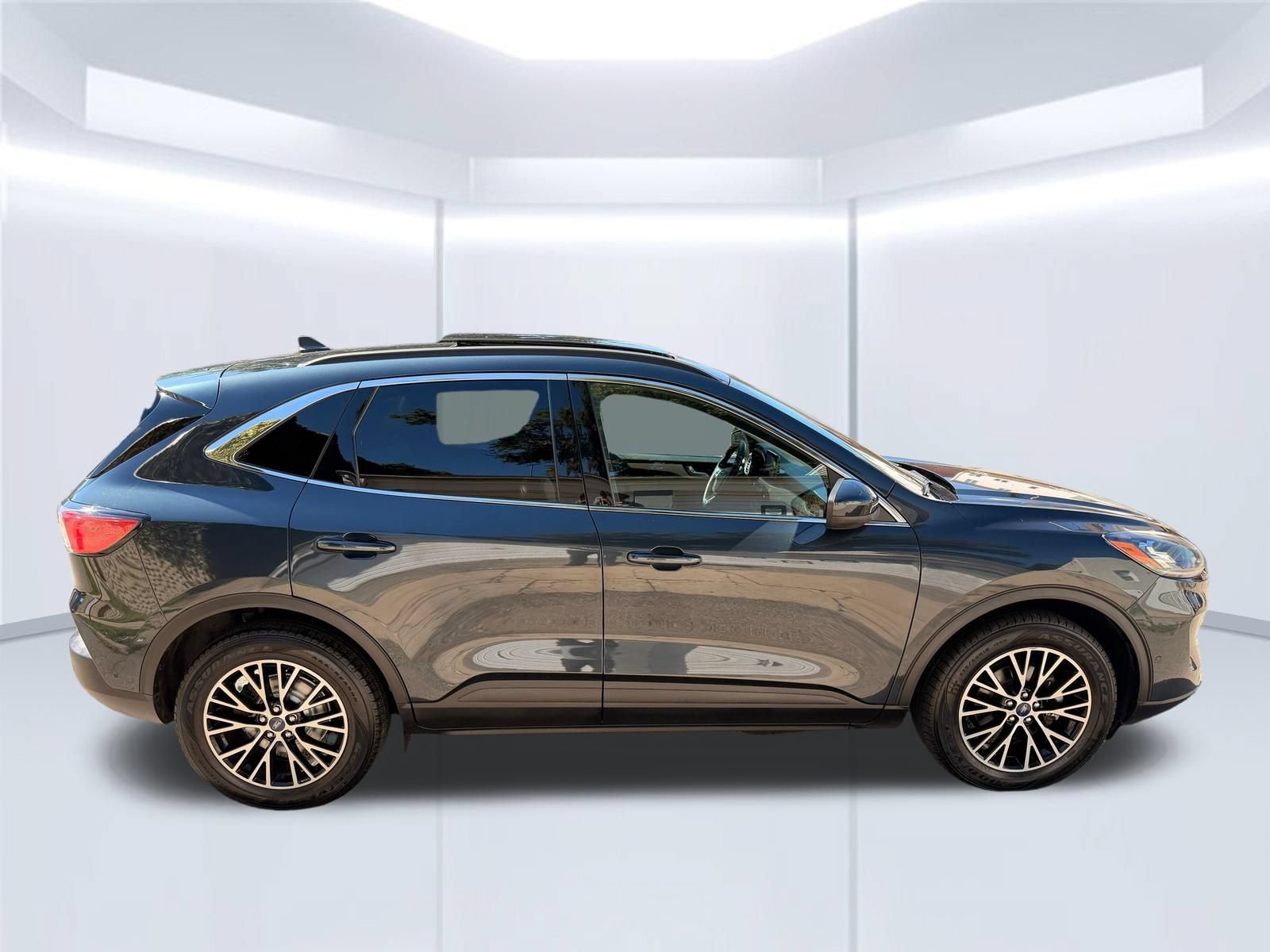 Used 2022 Ford Escape Titanium w/ Titanium Premium Package FWD image 4
