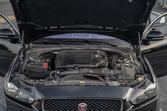 Used 2018 Jaguar XE Premium AWD/4WD image 15
