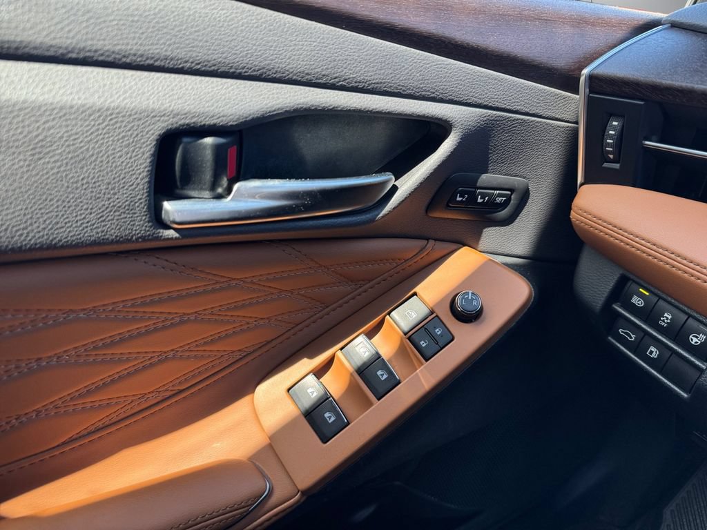 Certified 2019 Toyota Avalon Limited w/ All Weather Liner Package FWD image 11