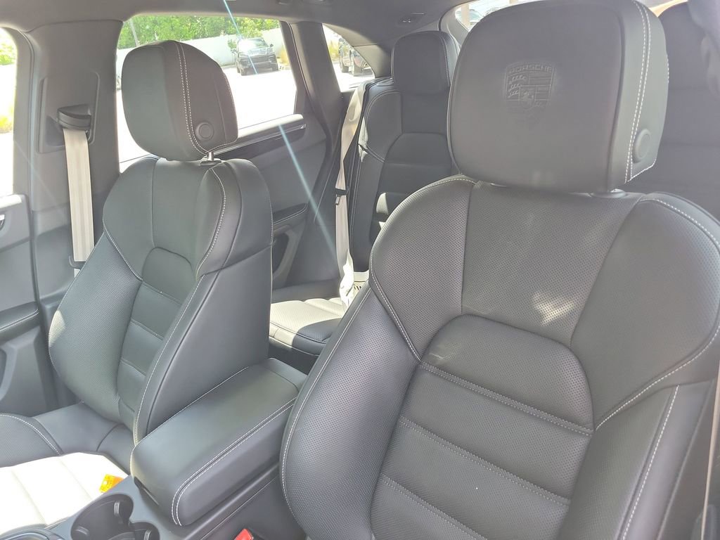 Certified 2025 Porsche Macan image 5