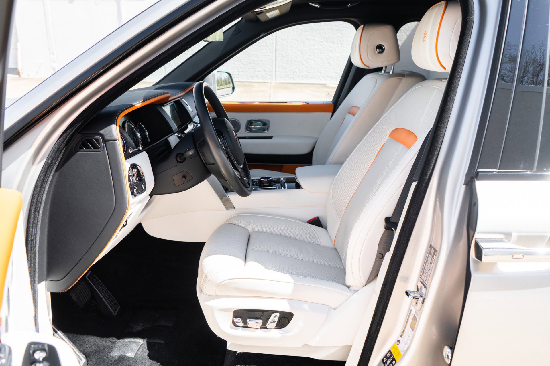 Used 2022 Rolls-Royce Cullinan w/ Cullinan Package image 6