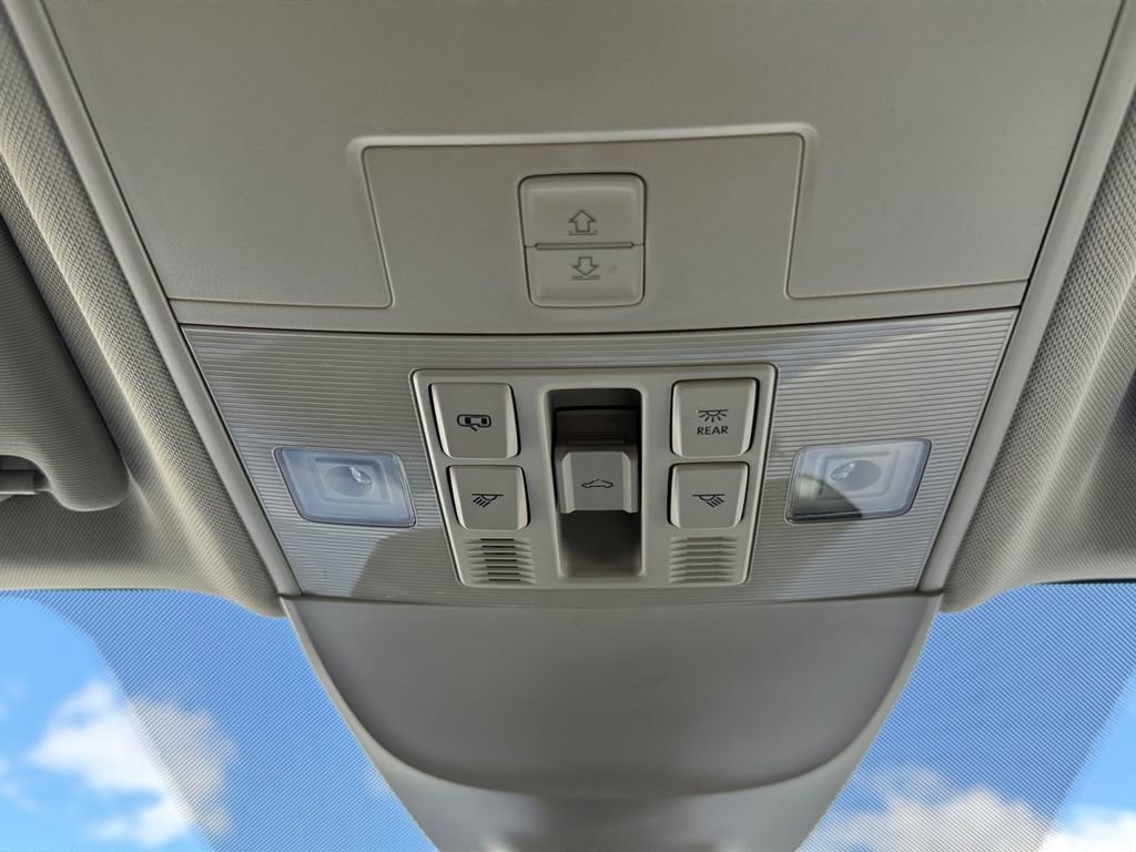 Used 2023 Volkswagen Taos SE w/ Panoramic Sunroof Package image 17