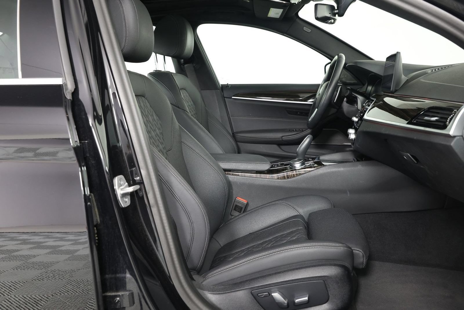 Used 2023 BMW 540i w/ Premium Package RWD image 29