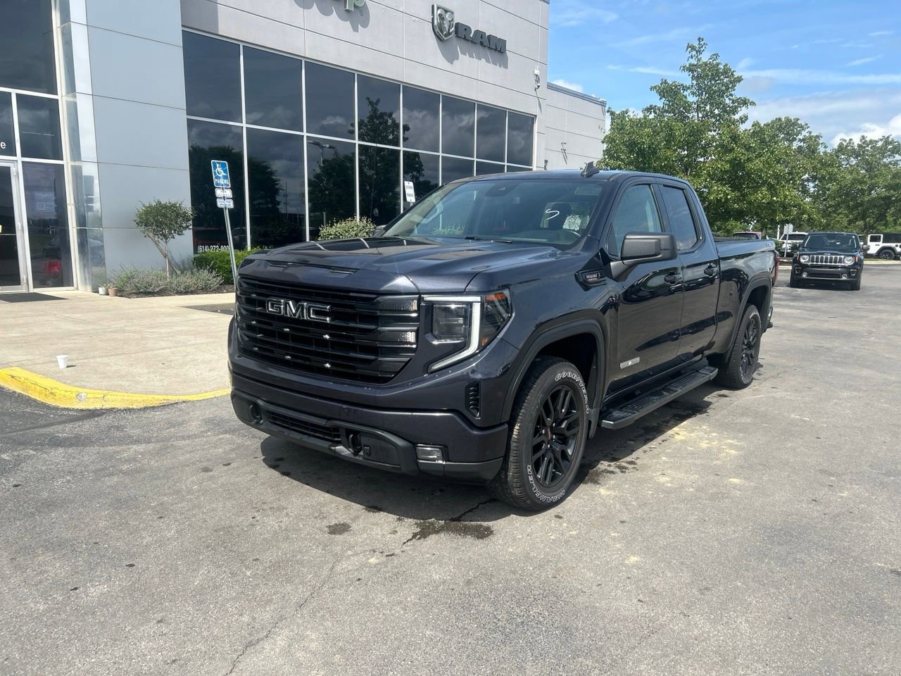 Used 2022 GMC Sierra 1500 Elevation w/ Preferred Package AWD/4WD image 7