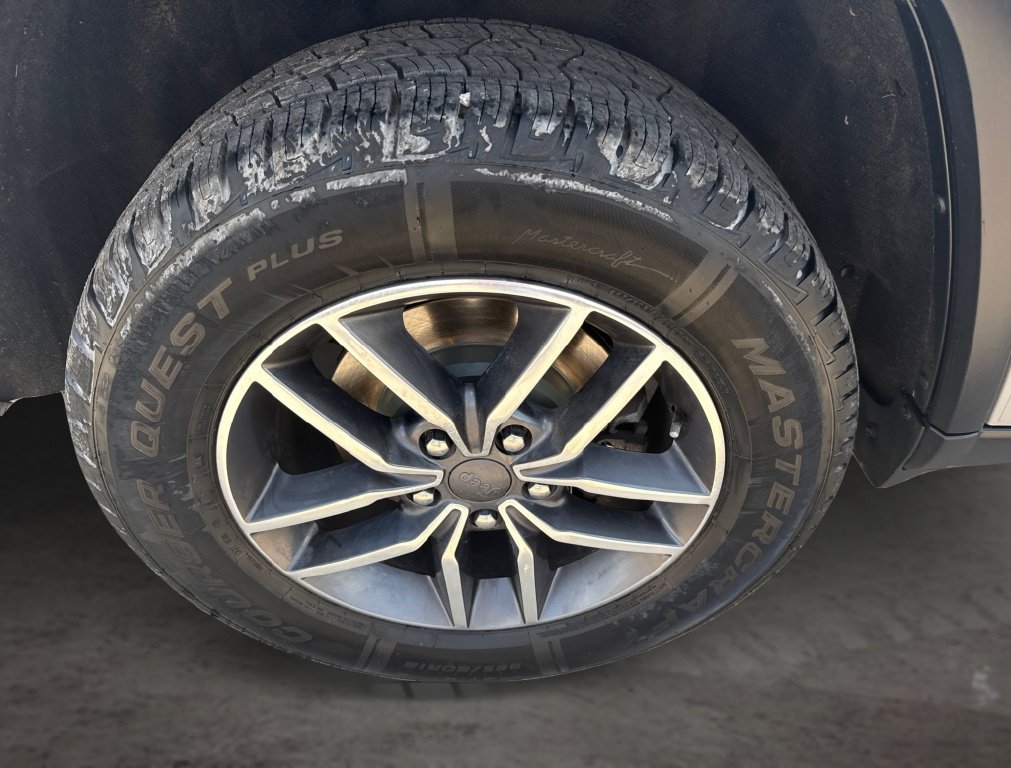 Used 2020 Jeep Grand Cherokee Limited AWD/4WD image 17
