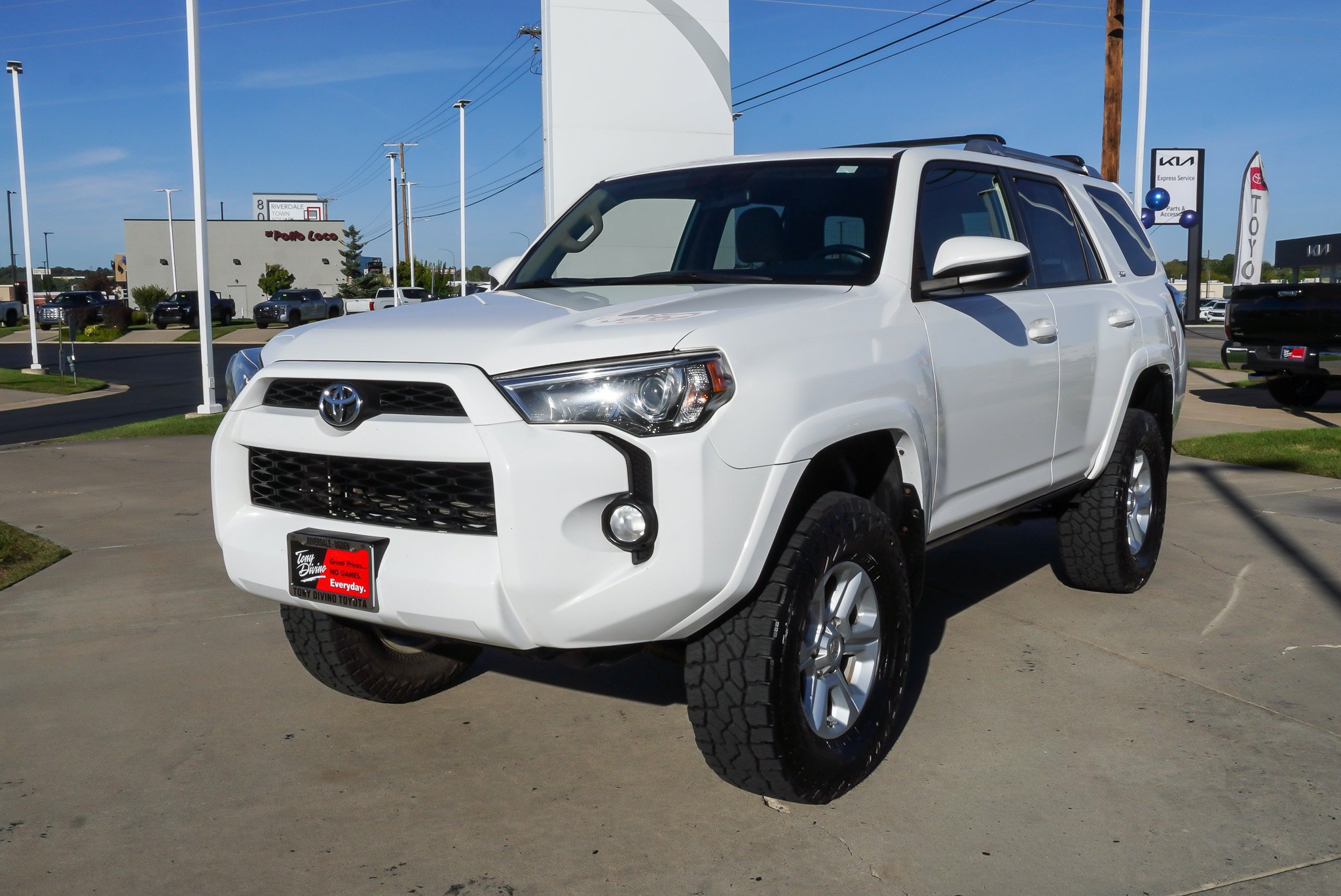 Used 2018 Toyota 4Runner SR5 AWD/4WD image 4