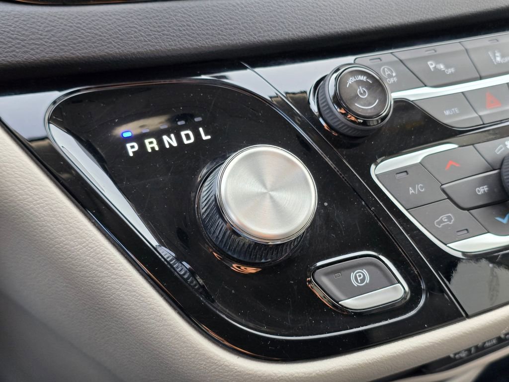 Used 2024 Chrysler Pacifica Touring-L image 36