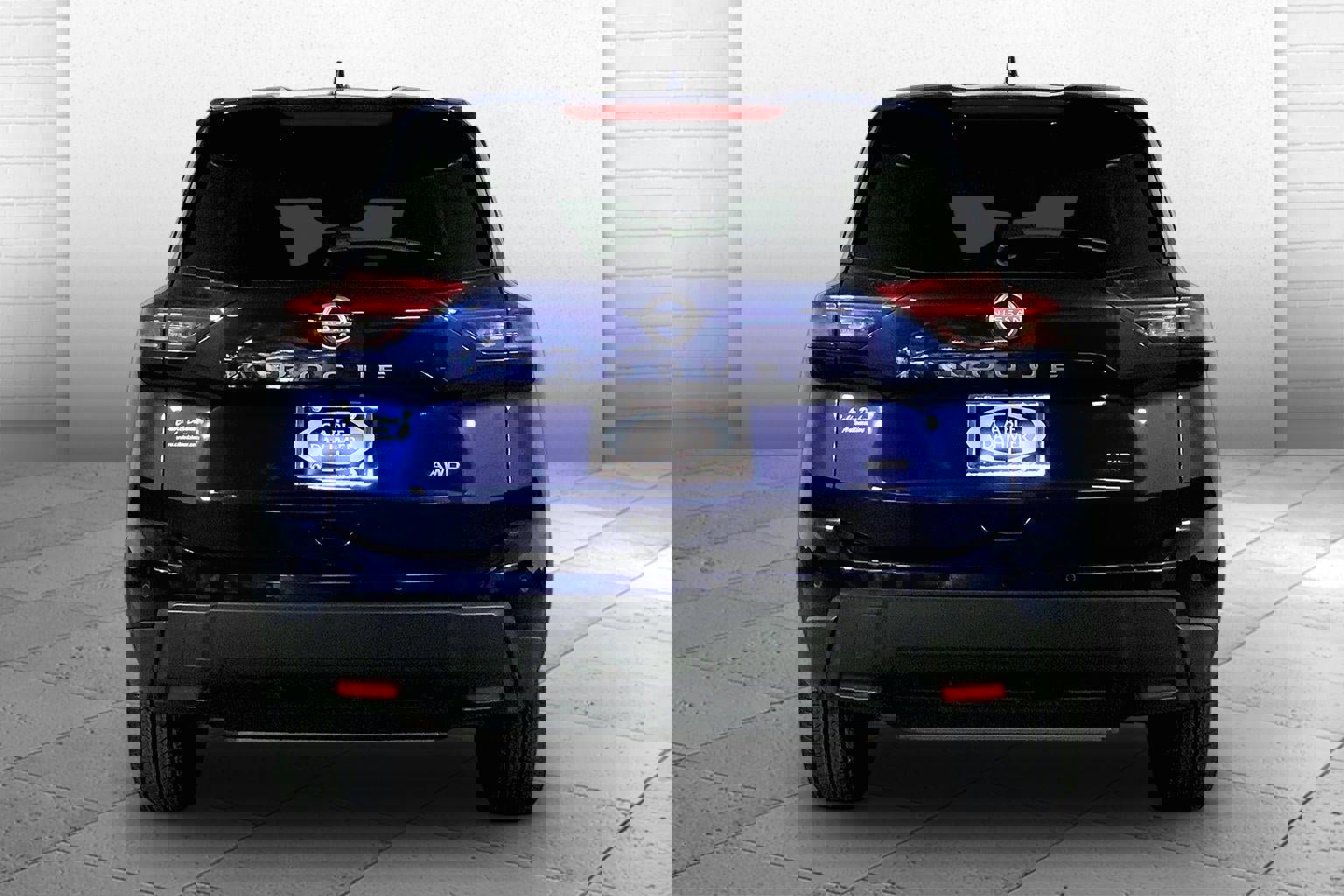 Used 2025 Nissan Rogue SV image 3