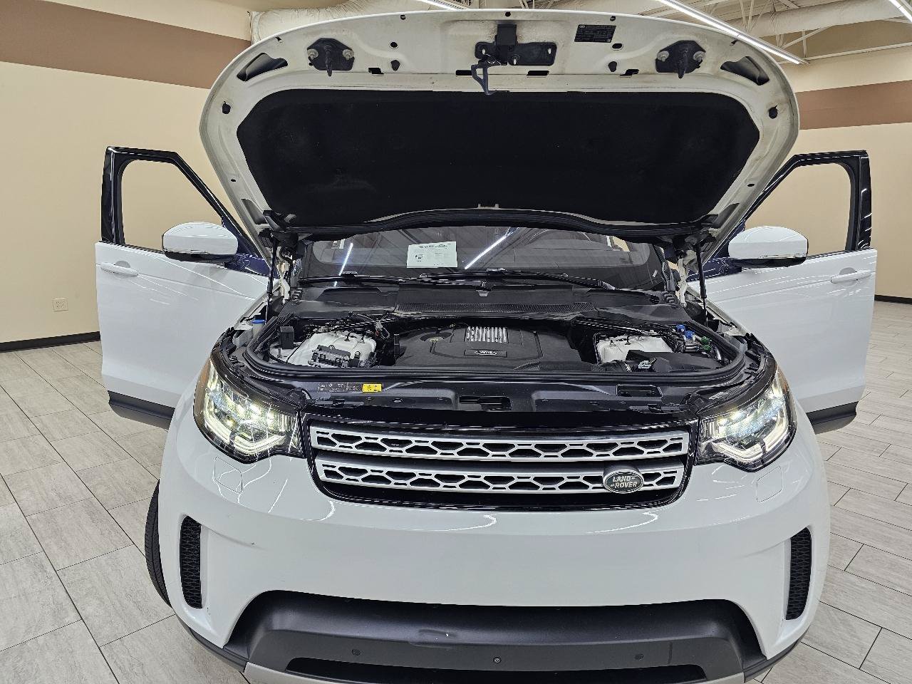 Used 2018 Land Rover Discovery HSE AWD/4WD image 46