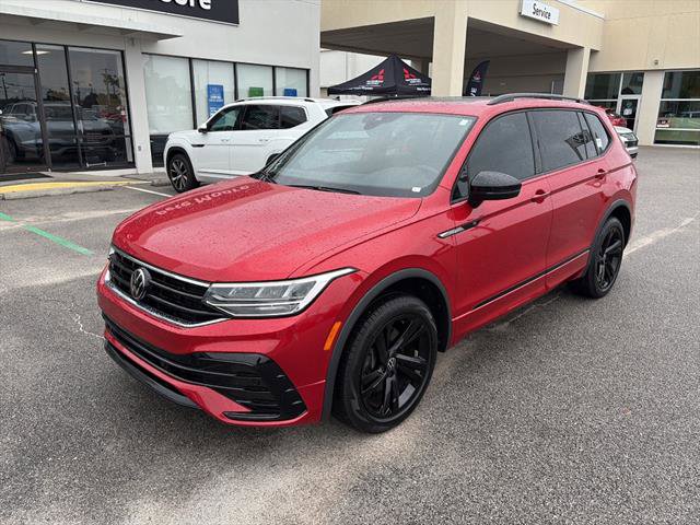 Certified 2024 Volkswagen Tiguan SE R-Line AWD/4WD image 2