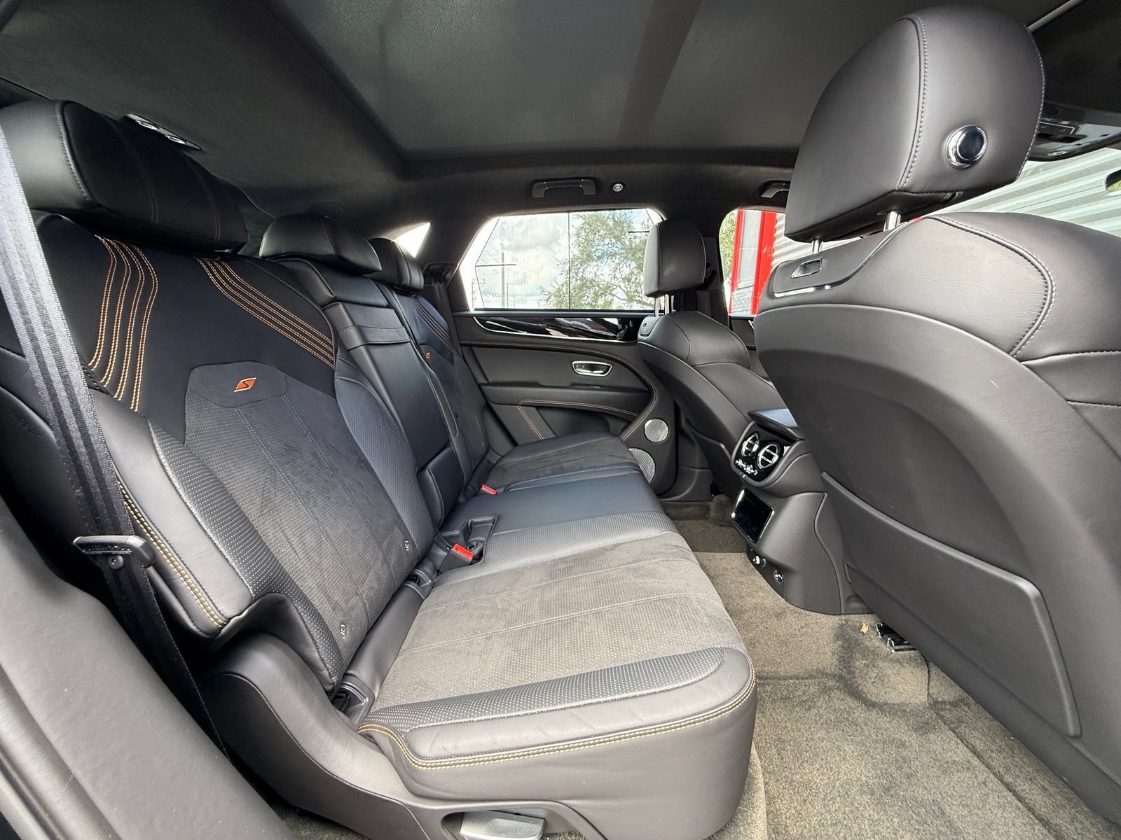 Used 2023 Bentley Bentayga AWD/4WD image 37