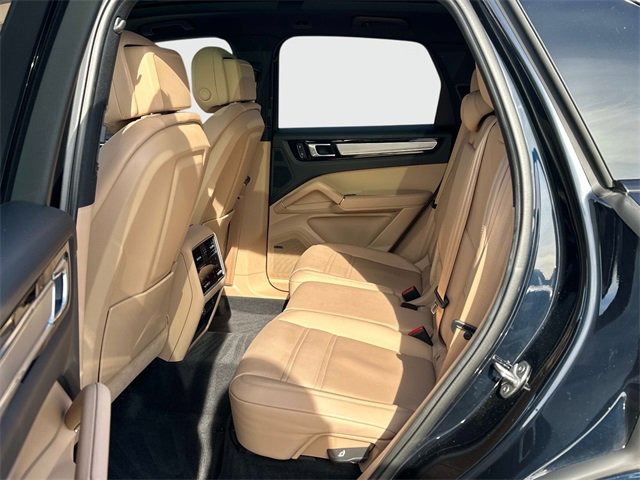 Used 2023 Porsche Cayenne Platinum Edition image 17