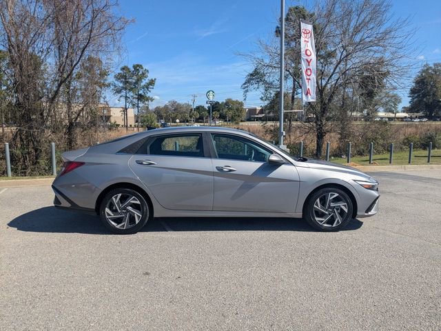Used 2025 Hyundai Elantra SEL image 2