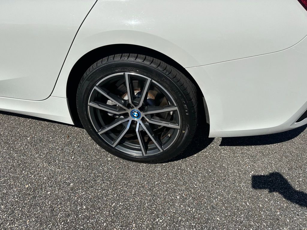 Used 2022 BMW 330e w/ Driving Assistance Package image 9