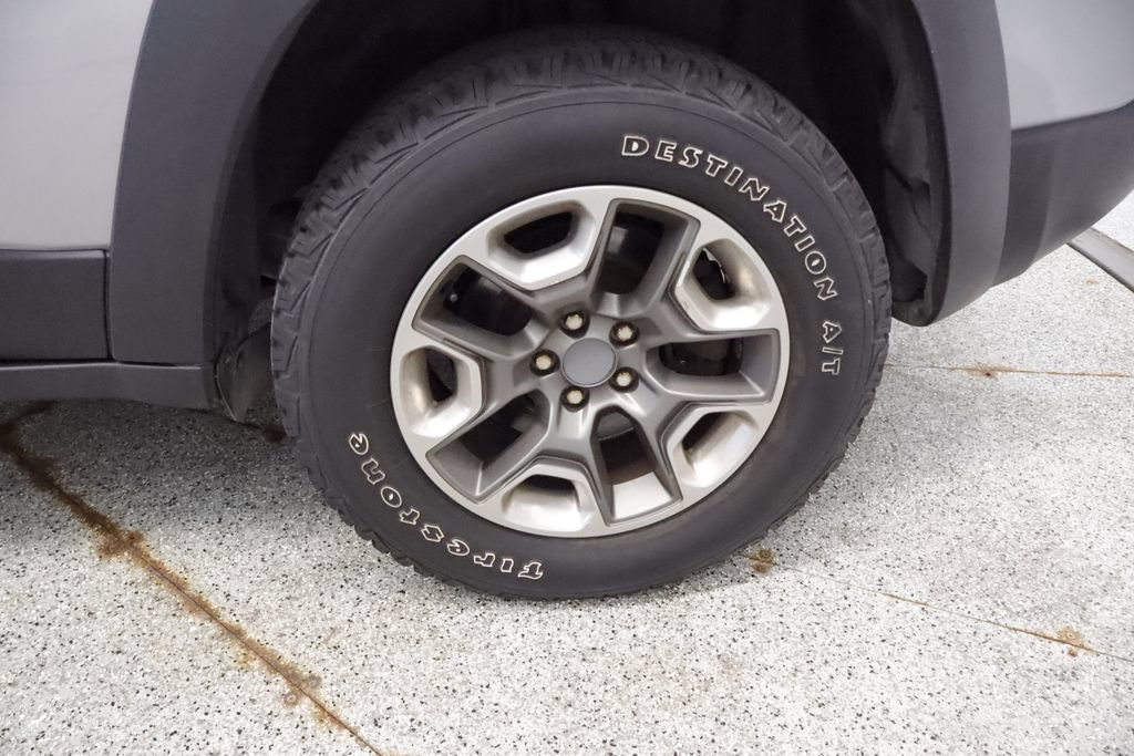 Used 2019 Jeep Cherokee Trailhawk w/ Comfort & Convenience Group AWD/4WD image 13