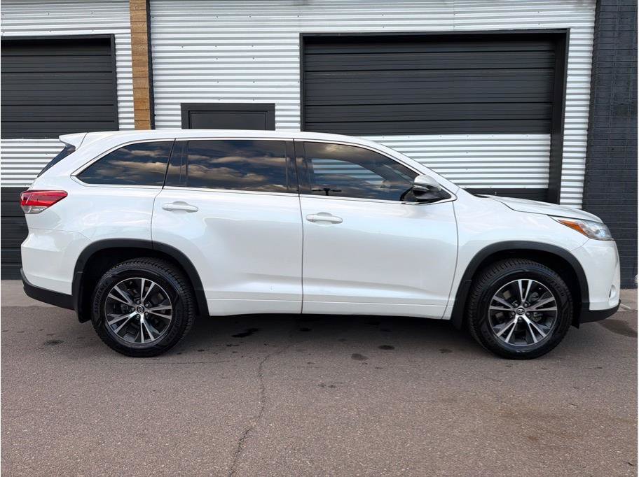 Used 2018 Toyota Highlander LE w/ Carpet Mat Package (TMS) AWD/4WD image 10