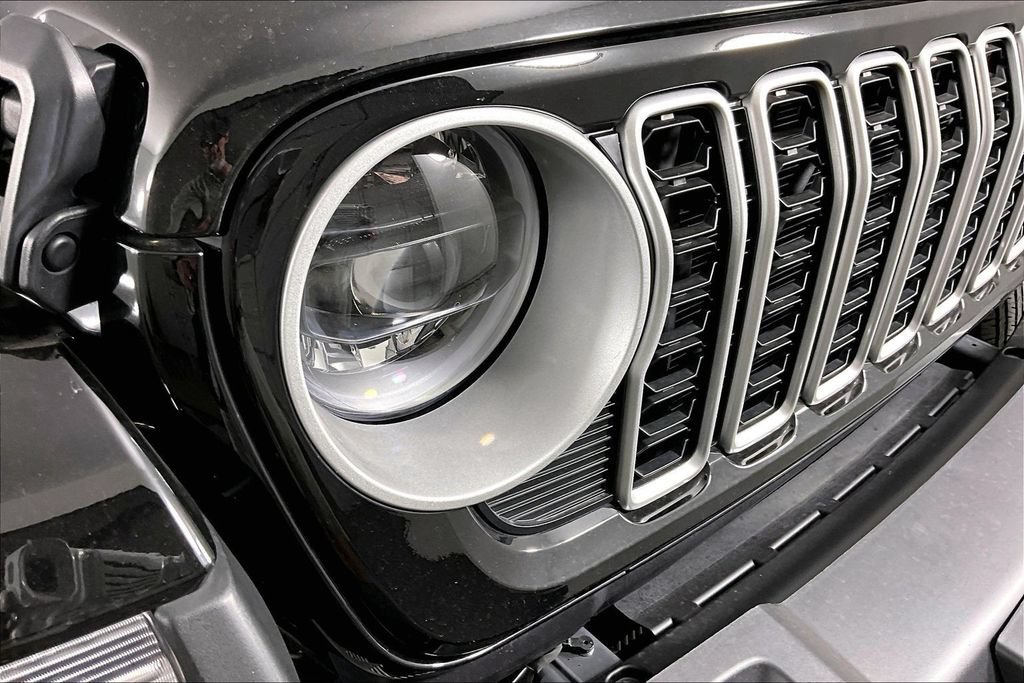 Used 2025 Jeep Wrangler Unlimited Sahara AWD/4WD image 30