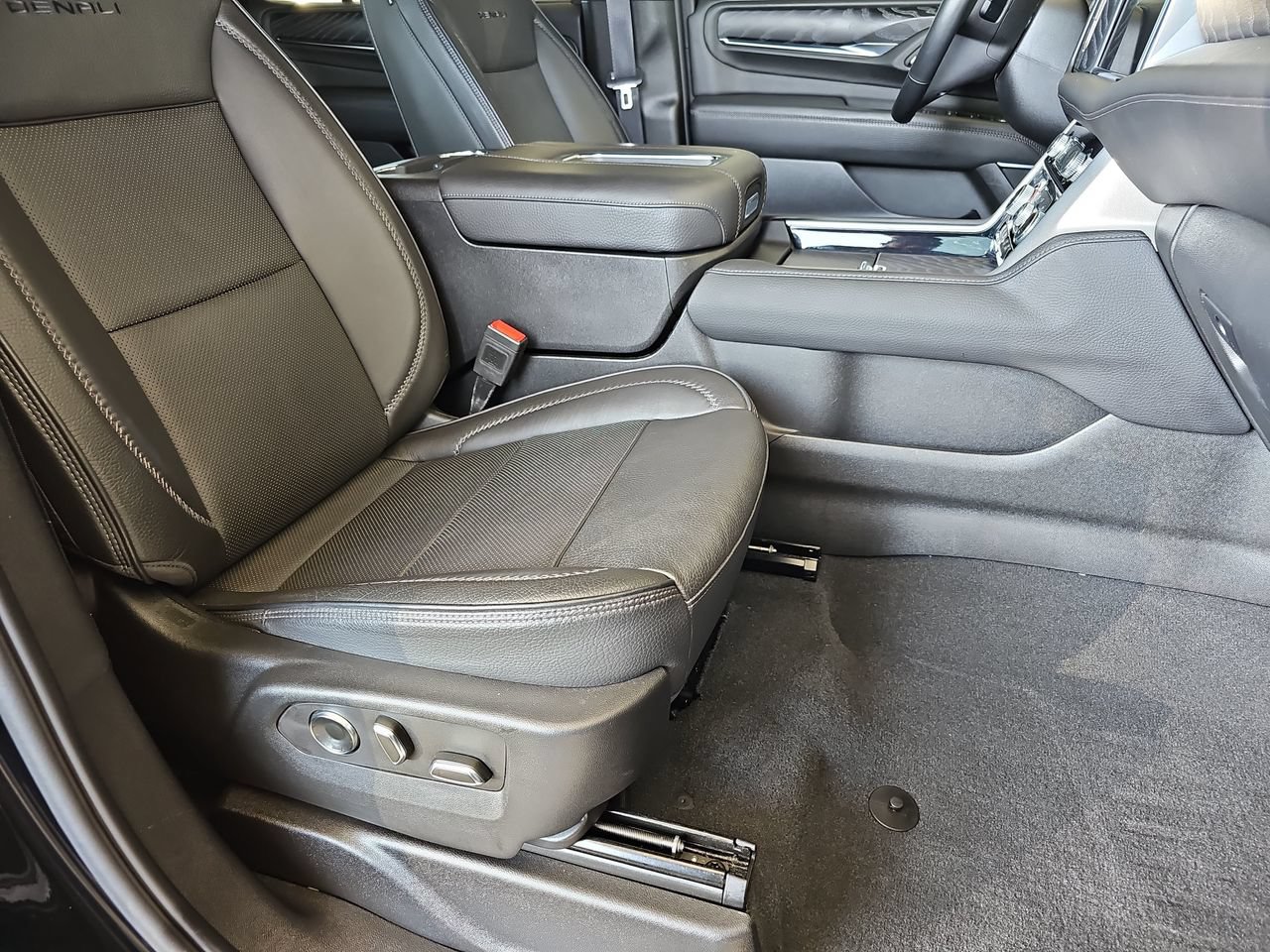 Certified 2023 GMC Yukon Denali AWD/4WD image 13
