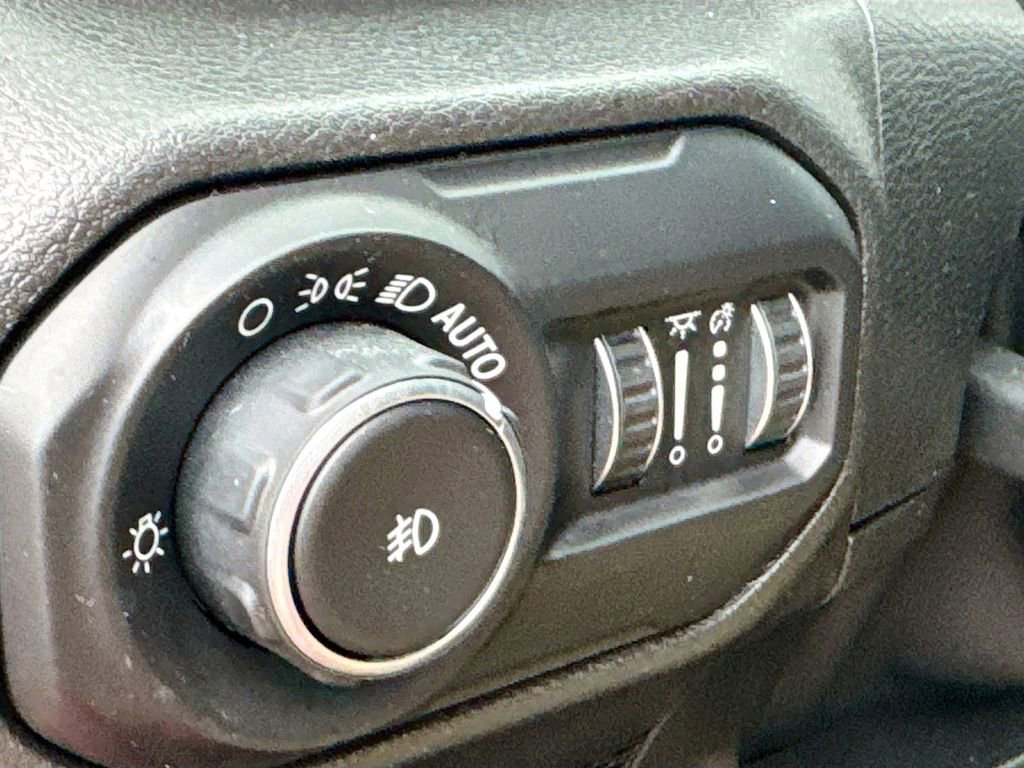 Used 2018 Jeep Wrangler Unlimited Sahara w/ Safety Group AWD/4WD image 12