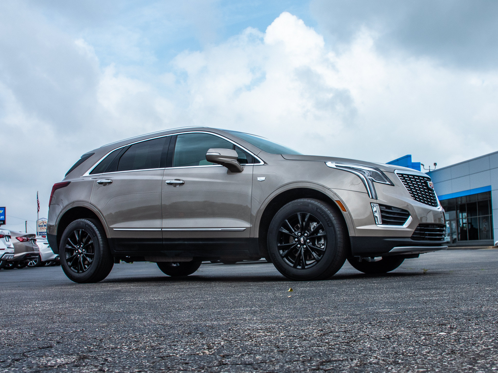 Used 2022 Cadillac XT5 Premium Luxury AWD/4WD image 2