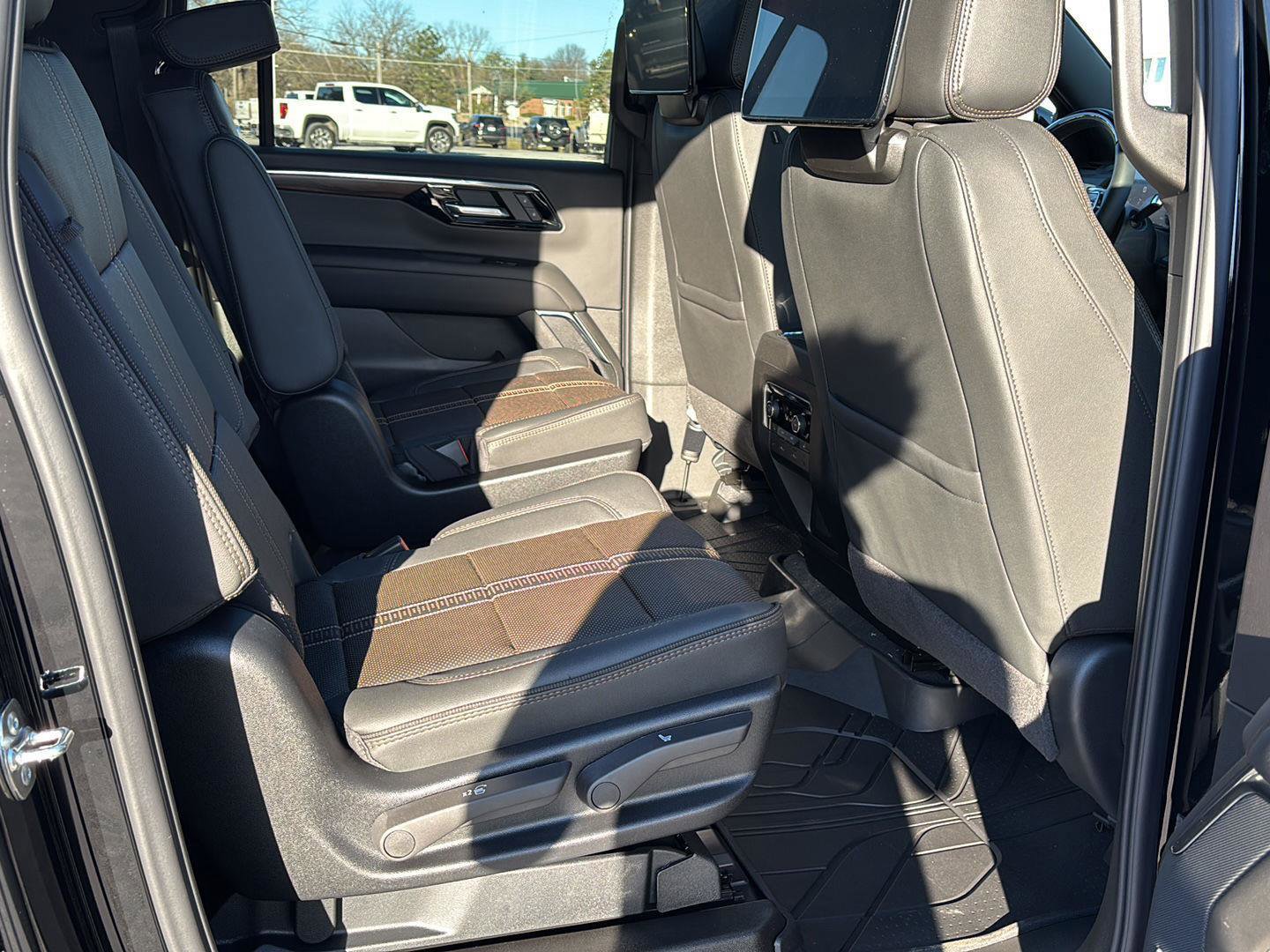 New 2026 Chevrolet Suburban High Country image 24