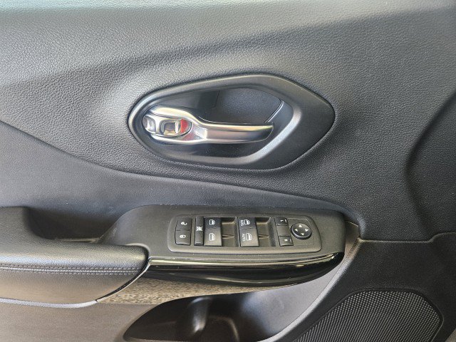 Used 2021 Jeep Cherokee Latitude Plus AWD/4WD image 30