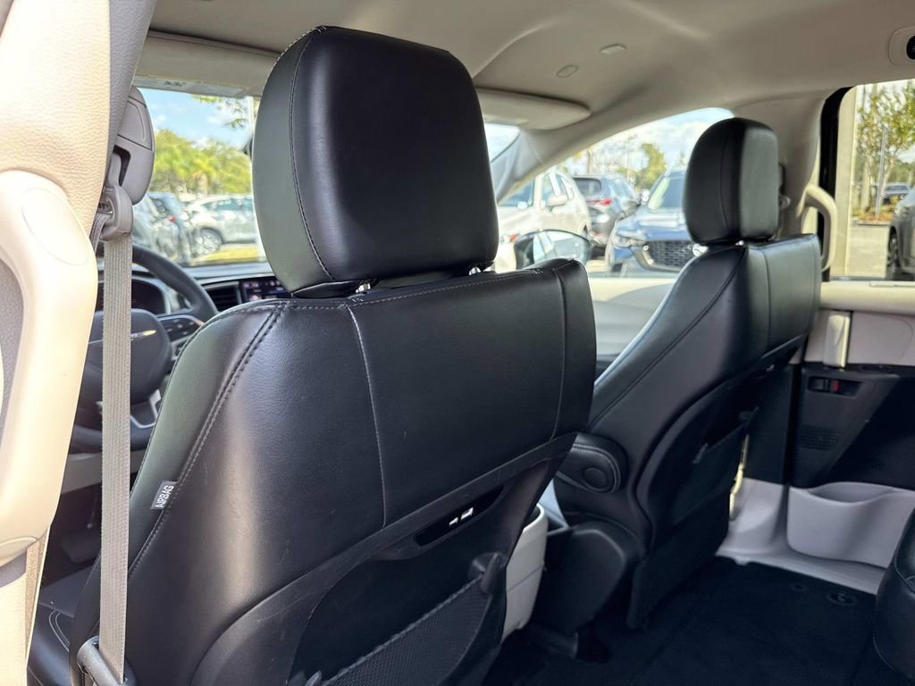 Used 2024 Chrysler Pacifica Touring-L image 14