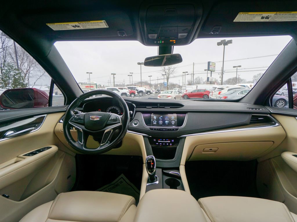 Used 2019 Cadillac XT5 FWD image 2