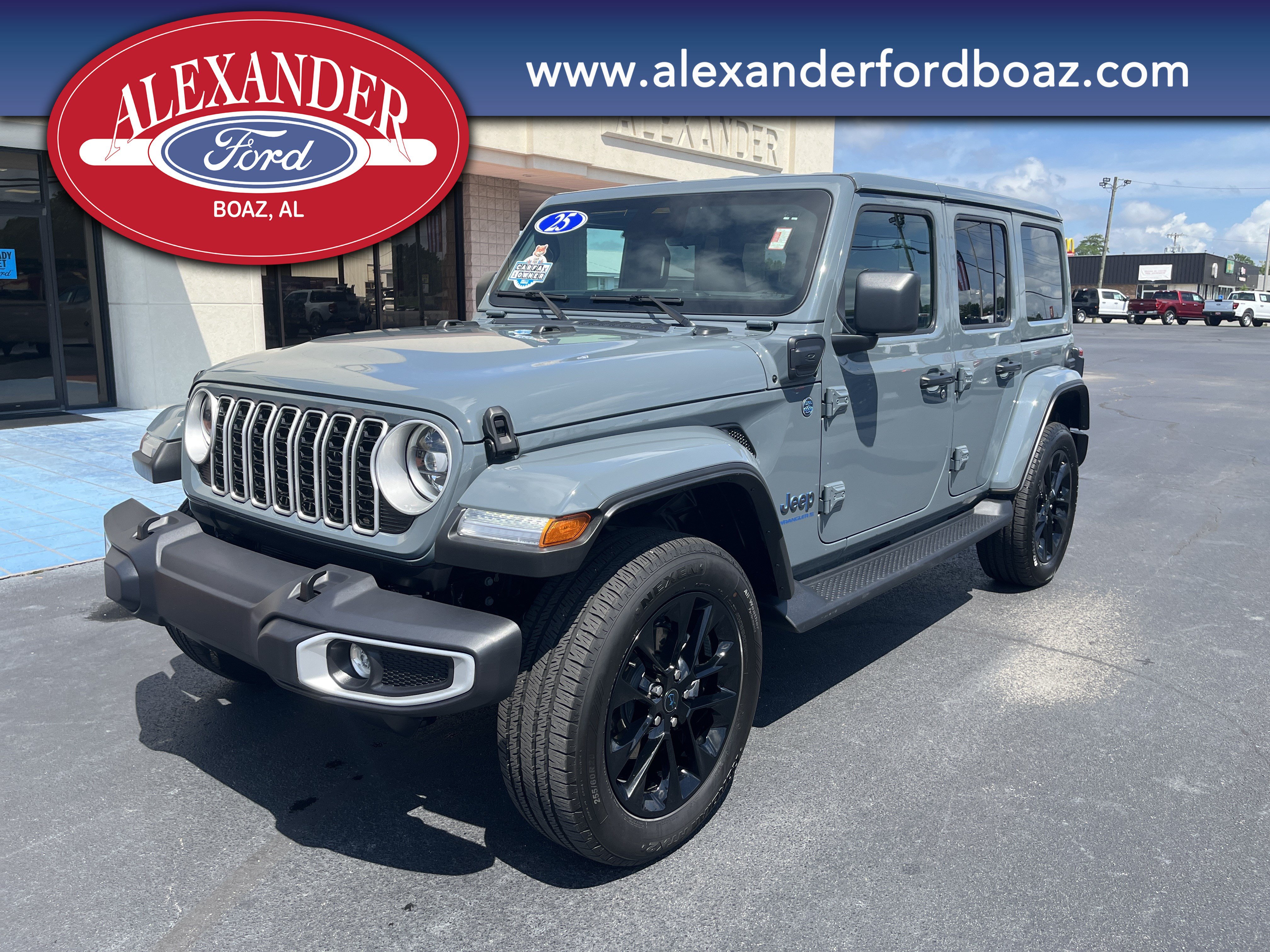 Used 2025 Jeep Wrangler Unlimited Sahara w/ Safety Group AWD/4WD image 1