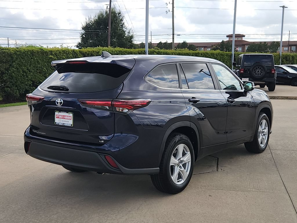 Used 2025 Toyota Highlander LE FWD image 5