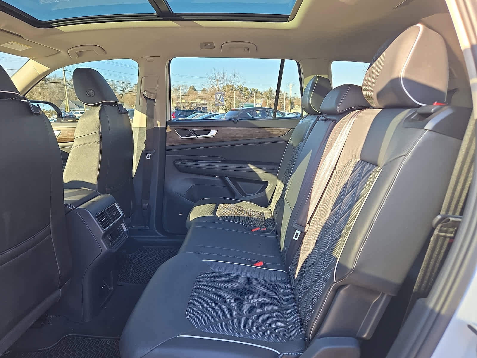 Used 2025 Volkswagen Atlas SEL Premium R-Line image 11