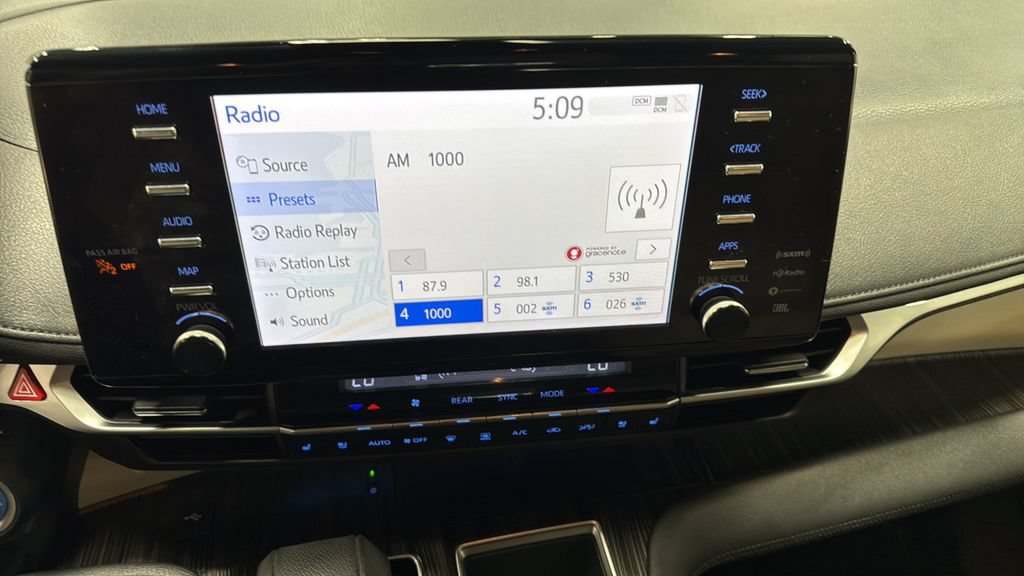 Used 2023 Toyota Sienna Limited AWD/4WD image 30