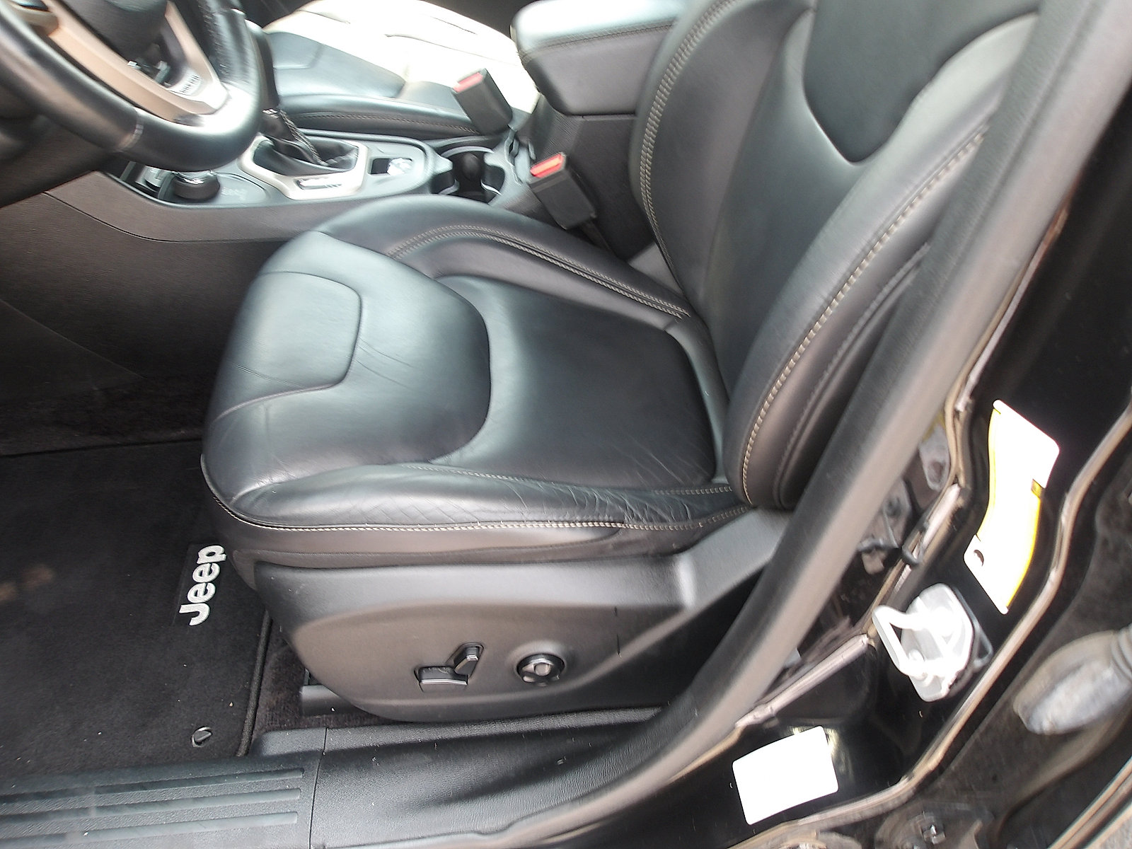 Used 2017 Jeep Cherokee Limited AWD/4WD image 14