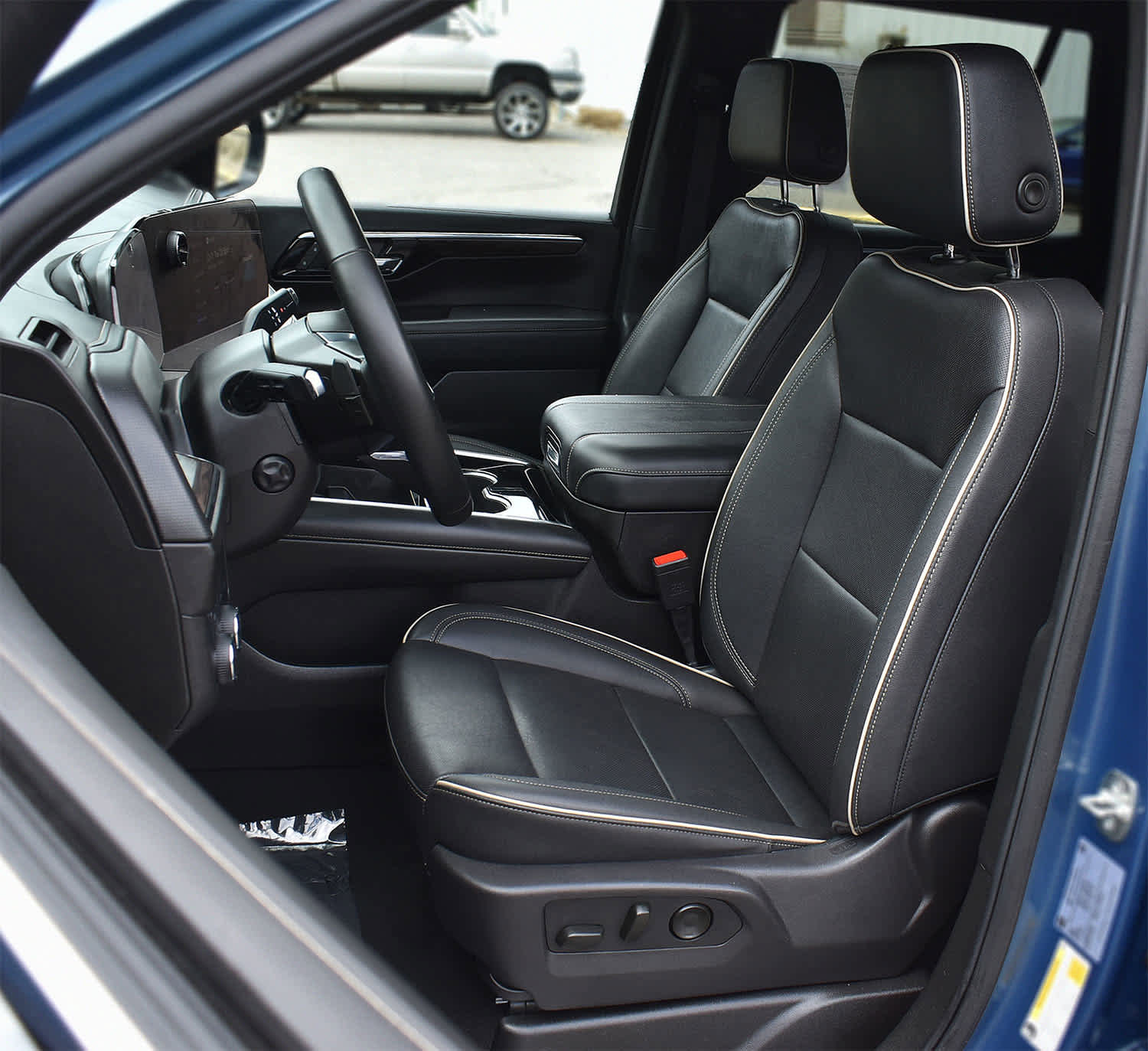 Used 2025 Chevrolet Tahoe Premier AWD/4WD image 10