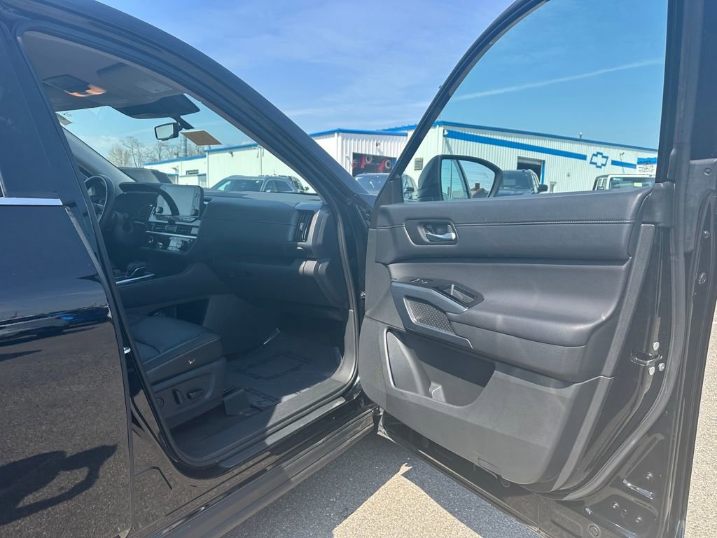 Used 2025 Nissan Pathfinder SL AWD/4WD image 20
