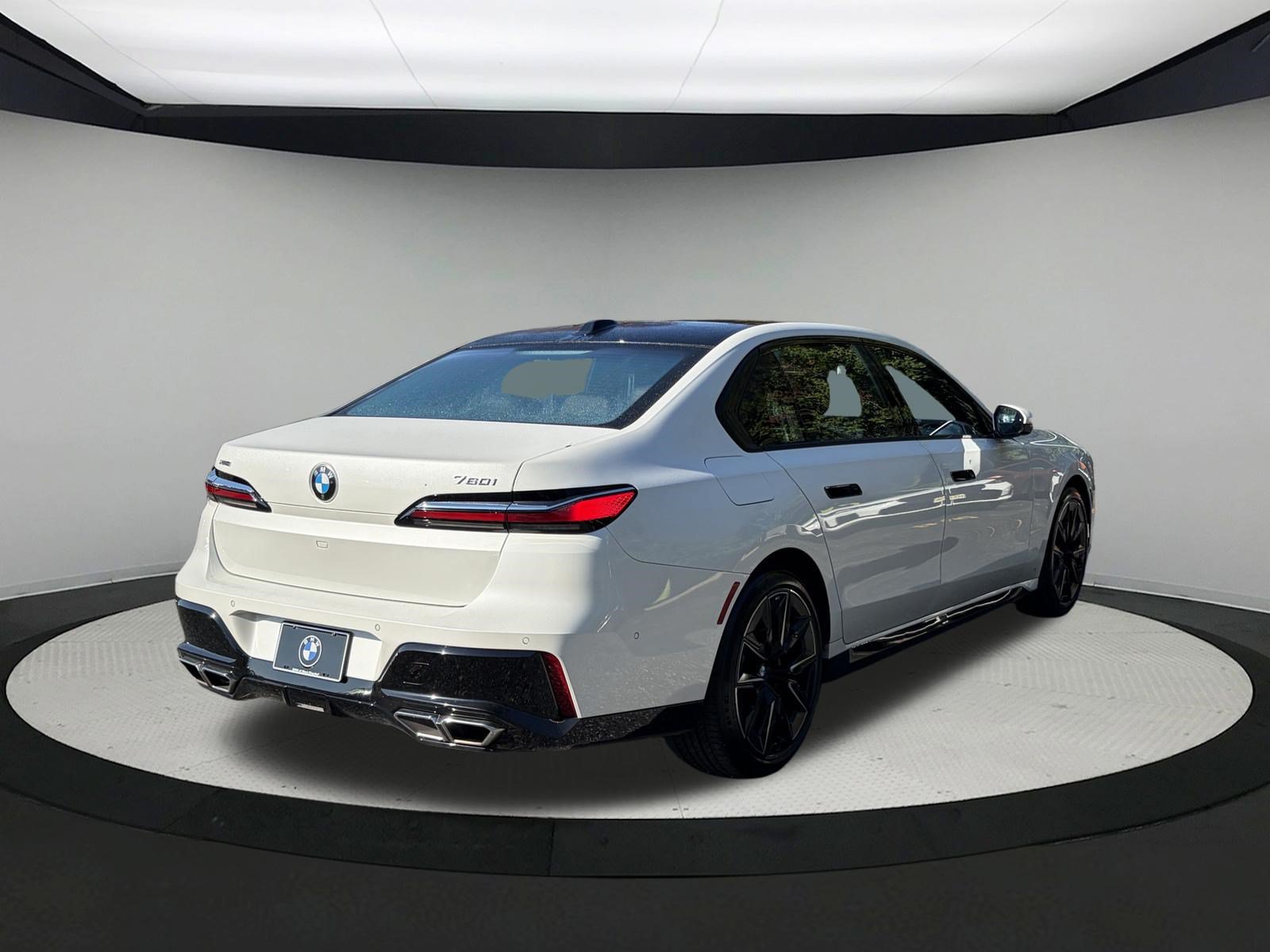 Used 2023 BMW 760i xDrive AWD/4WD image 5