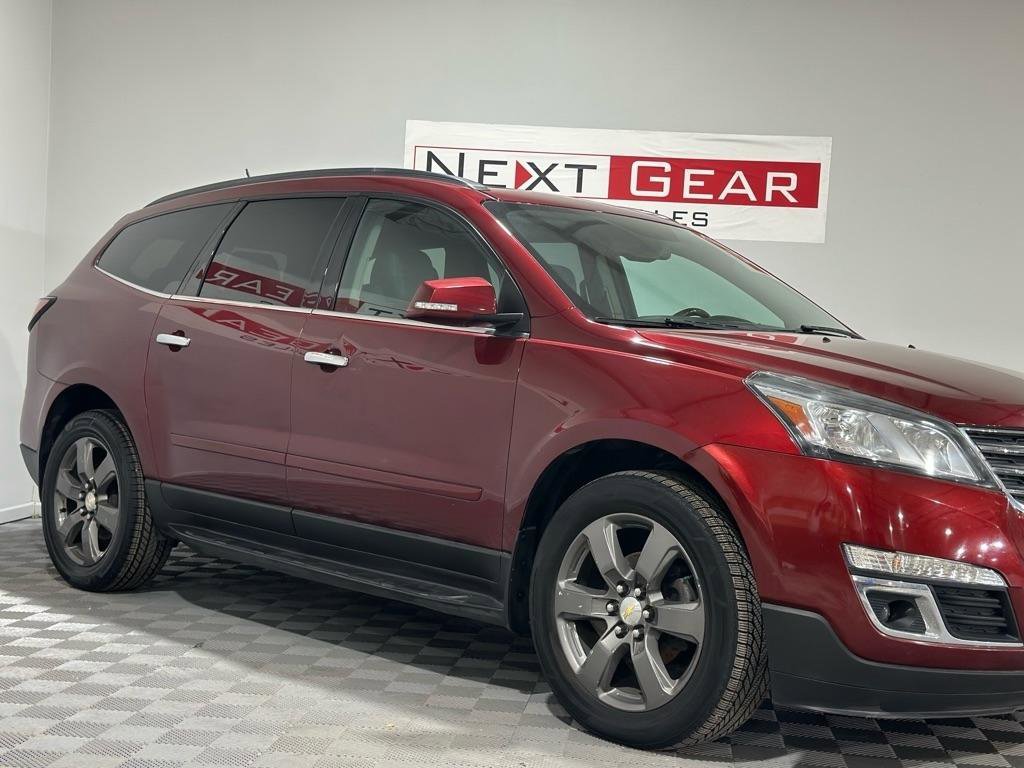 Used 2017 Chevrolet Traverse LT image 2
