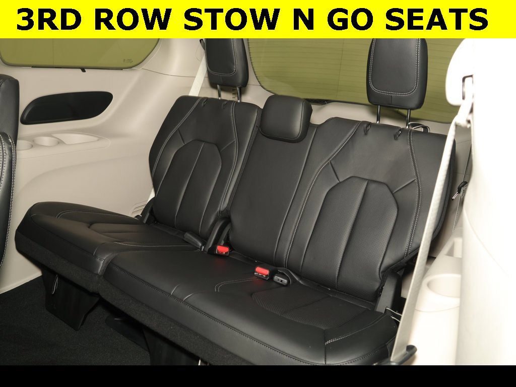 Used 2022 Chrysler Pacifica Touring-L image 9