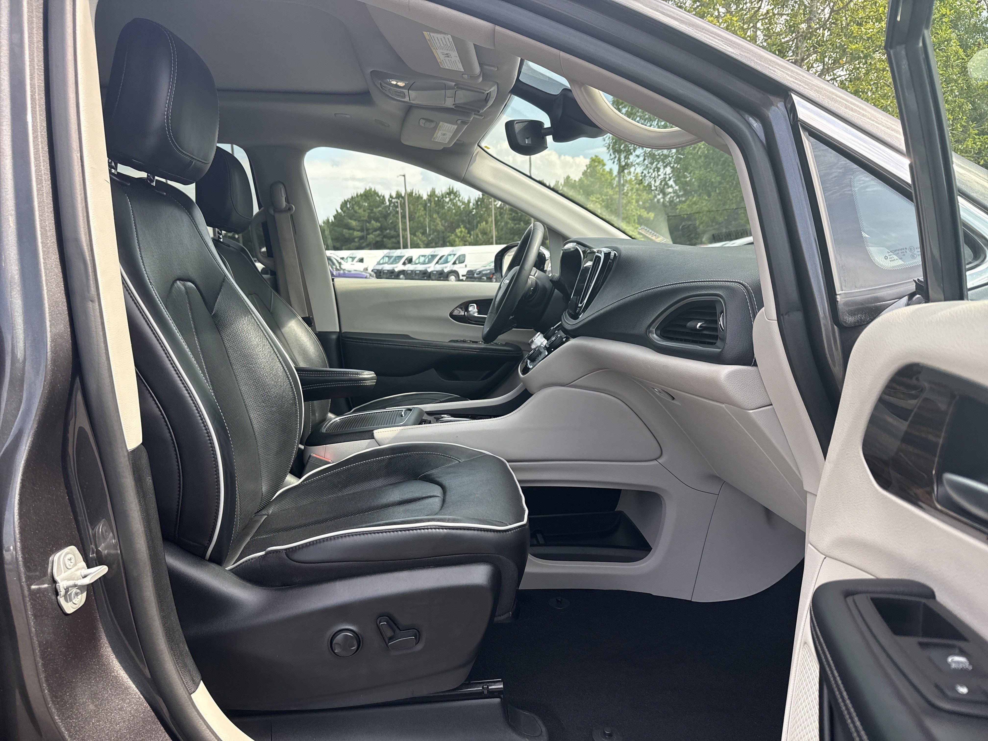 Used 2023 Chrysler Pacifica Limited FWD image 14